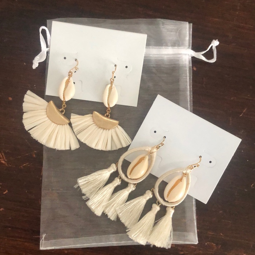 2 pairs of off white earring with shell details
